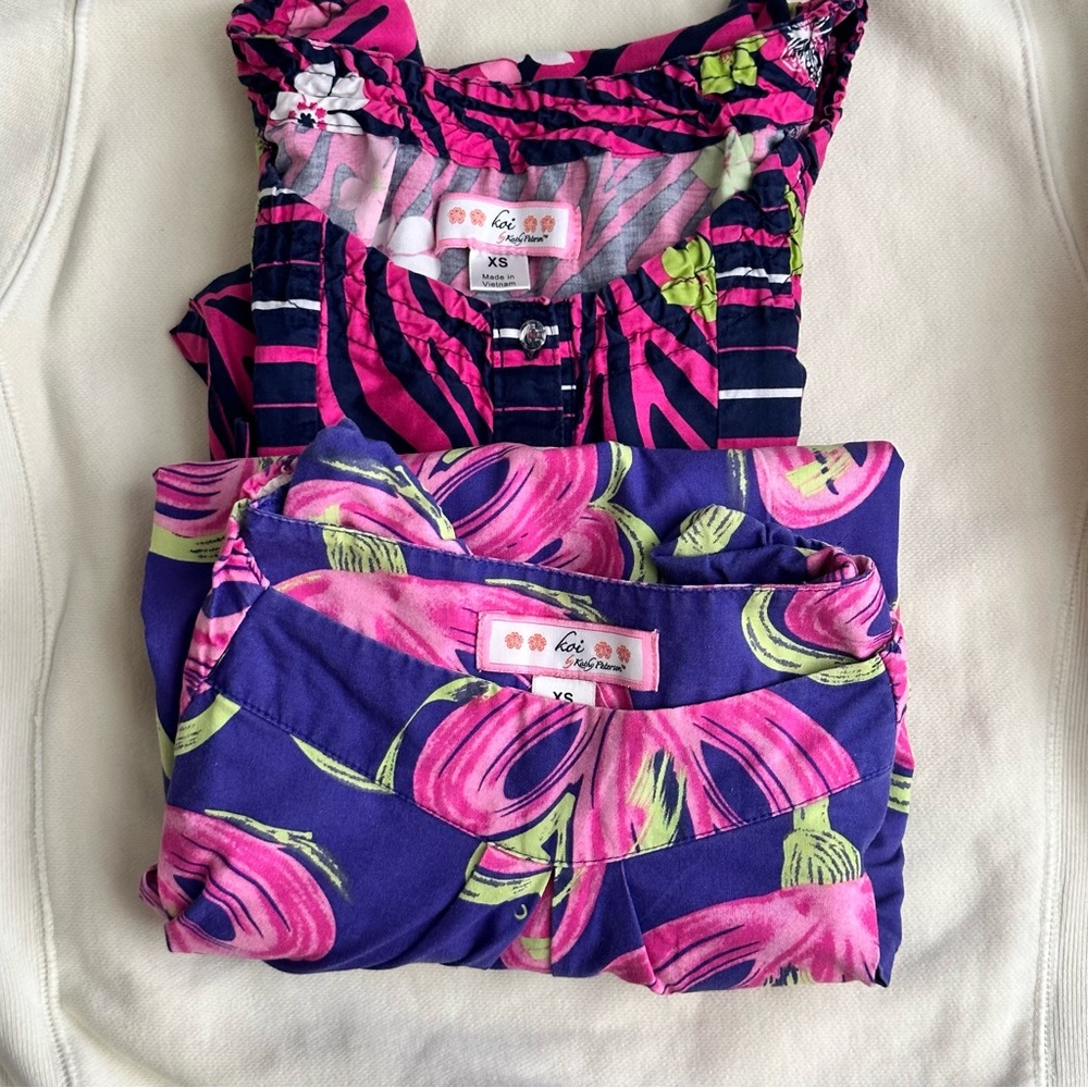 Koi by Kathy Pederson Set of 2 Size XS Scrub Uniform Top Zebra Floral Print - Picture 9 of 9